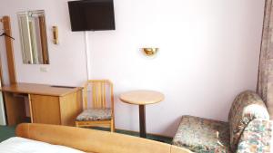 A television and/or entertainment centre at Gasthof Paradiesgartl