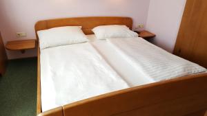 A bed or beds in a room at Gasthof Paradiesgartl