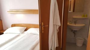 A bathroom at Gasthof Paradiesgartl