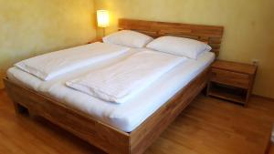 A bed or beds in a room at Gasthof Paradiesgartl