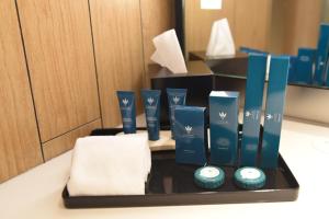 a black tray with blue vases and a towel at PARKROYAL Penang Resort in Batu Ferringhi