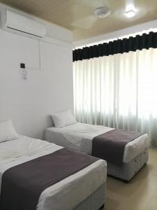 Un pat sau paturi într-o cameră la Thilini Hotel Apartment