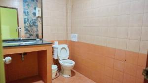Kluay Mai Guest House في شاطئ تشاوينغ: حمام مع مرحاض ومغسلة