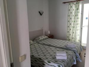 Tempat tidur dalam kamar di Ses Gavines-Cala Anguila Apartments