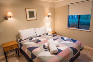 
A bed or beds in a room at Whalers Cove Villas
