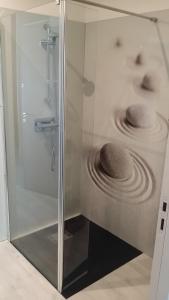 Vonios kambarys apgyvendinimo įstaigoje Chambre spacieuse, moderne et très confortable à Perros-Guirec