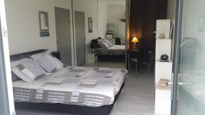 Postel nebo postele na pokoji v ubytování Chambre spacieuse, moderne et très confortable à Perros-Guirec