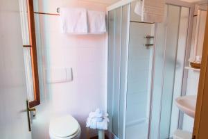 Koupelna v ubytování Locanda Solagna