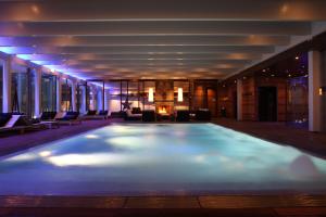 una gran piscina en el vestíbulo del hotel en Stenungsbaden Yacht Club en Stenungsund