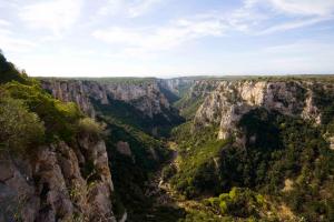 vista sul canyon dalla cima di una montagna di Porta Piccola a Castellaneta