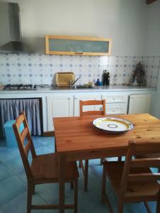 リングアグロッサにあるGli Irisの木製テーブル(皿付)が備わるキッチン