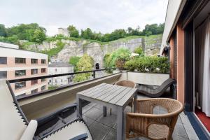 einen Balkon mit einem Tisch und Stühlen sowie Aussicht in der Unterkunft Hotel Neutor Express in Salzburg