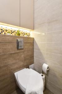 Bathroom sa Christine Apartment close to the Buda Castle