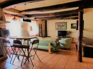 a living room with a table and a couch at Casa Zambrana in Pinofranqueado