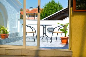 widok z okna na patio ze stołem i krzesłami w obiekcie Urban Boutique Hotel w Prisztinie