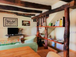 una sala de estar con estanterías de madera y libros en Casa Zambrana, en Pinofranqueado
