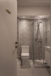 y baño con aseo y ducha. en A&B apartment, en Skopje