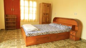 سرير أو أسرّة في غرفة في Dinesh House