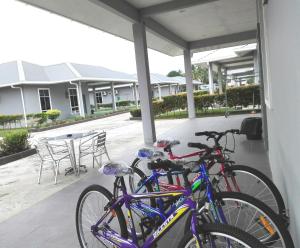 dos bicicletas estacionadas frente a un edificio en MyHome Ganggarak en Labuan
