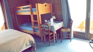 Ein Etagenbett oder Etagenbetten in einem Zimmer der Unterkunft La Boule de Neige