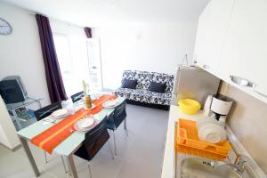 Kuchyň nebo kuchyňský kout v ubytování Apartments 1234