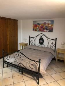 サン・ヴァンサンにあるAppartamento ROSA ALPINA tra il Casino e le Terme di Saint Vincentのベッドルーム1室(白黒のベッド1台付)