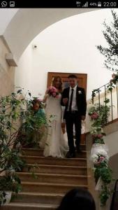 a bride and groom walking down the stairs at Il Nido dei Falchi B&B in Altamura