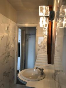een badkamer met een wastafel en een spiegel bij Venice Glass apartment in Venetië