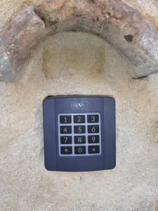 ヴォルテッラにあるPoggetto Quattroの石壁に埋め込まれた遠隔操作