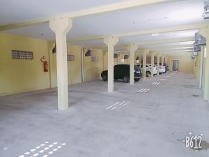un garage vuoto con auto parcheggiate in esso di Pousada Tianguá a Luis Correia