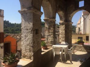 een patio met een tafel en stoelen op een balkon bij Casa Vacanze Tursi in Tursi