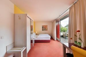ein Hotelzimmer mit Bett und Balkon in der Unterkunft Hotel Neutor Express in Salzburg