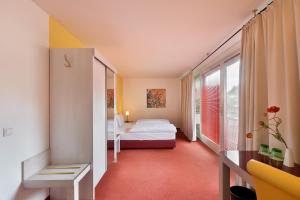 A bed or beds in a room at Hotel Neutor Express