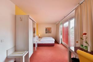 ein Schlafzimmer mit einem Bett und einem großen Fenster in der Unterkunft Hotel Neutor Express in Salzburg