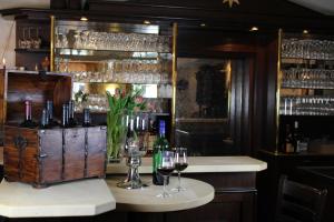 un bar con bicchieri di vino e bottiglie di vino di Hotel Zum Stern a Bad Neuenahr-Ahrweiler