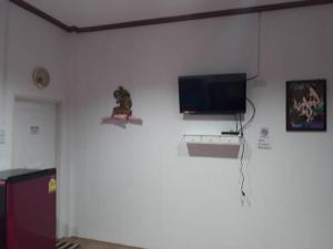 Una televisión o centro de entretenimiento en Sichang Hut