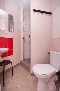 a bathroom with a toilet and a sink and a shower at La Guitarra Hostel Gdańsk in Gdańsk