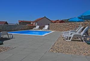 Bazén v ubytování Apartment Camelia with pool and sea view nebo v jeho okolí