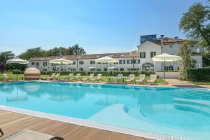 Poolen vid eller i närheten av Hotel Villa Barbarich Venice Mestre