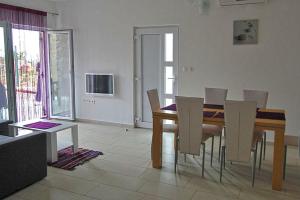 TV a/nebo společenská místnost v ubytování Apartment Camelia with pool and sea view