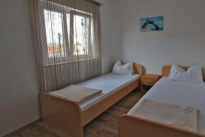 Postel nebo postele na pokoji v ubytování Apartment Camelia with pool and sea view + 37 fotografií