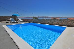 Bazén v ubytování Apartment Camelia with pool and sea view nebo v jeho okolí