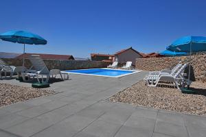 Bazén v ubytování Apartment Camelia with pool and sea view nebo v jeho okolí