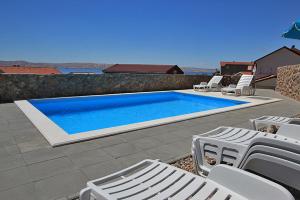 Bazén v ubytování Apartment Camelia with pool and sea view nebo v jeho okolí