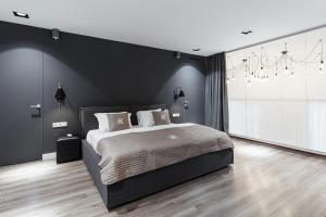 A bed or beds in a room at Royal Loft Primorskiy Boulevard