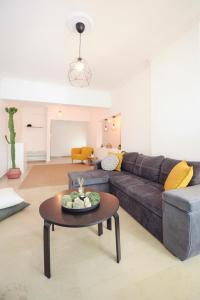 sala de estar con sofá y mesa en Seaside Flat en Kavala