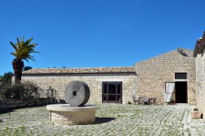 a stone building with a statue in front of it at Agriturismo Margione in Modica