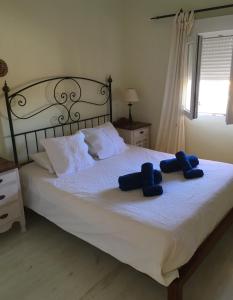 タリファにあるSea apartment views Tarifa wifiのベッド1台(上に青いタオル2枚付)