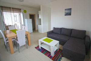 Posezení v ubytování Apartment Camelia with pool and sea view
