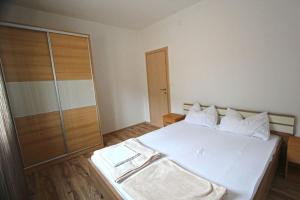 Postel nebo postele na pokoji v ubytování Apartment Camelia with pool and sea view